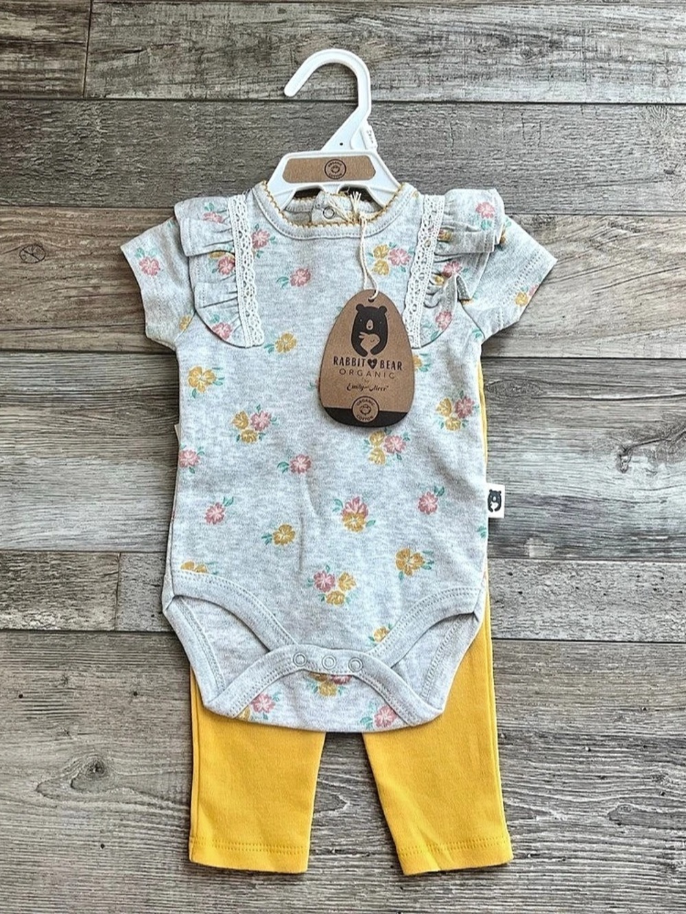 NWT Rabbit + Bear Girls Floral Outfit Size 0/3 Months